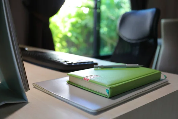 Tagebuchbuch und Stift auf dem Schreibtisch der Tischarbeit im Home Office — Stockfoto