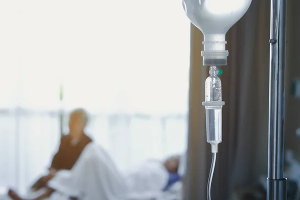 Iv infusão de solução salina injetável intravenosa medicamento para curar a doença do paciente no hospital — Fotografia de Stock