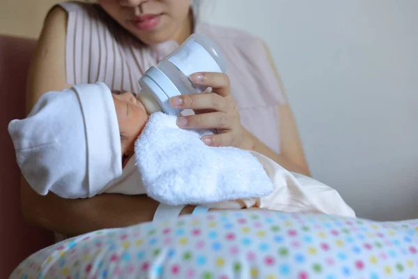 Ibu mengasuh anaknya, ibu menyusui bayi yang baru lahir — Stok Foto