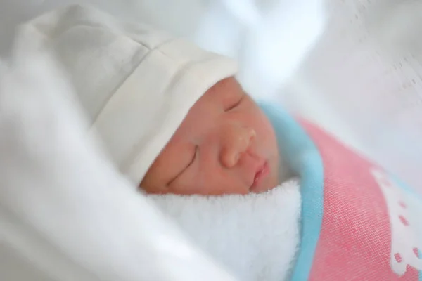Bonito bebê recém-nascido dormindo doce sonho em cobertor macio — Fotografia de Stock