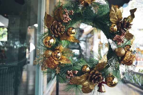 Corona de Navidad colgando en la puerta principal — Foto de Stock