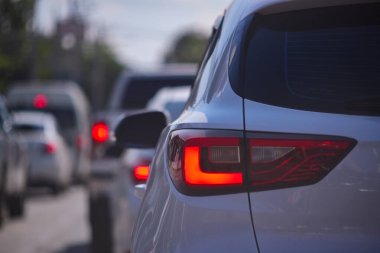 İnsanlar trafikte trafik sıkışıklığında araba kullanıyor.