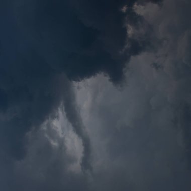 dramatik karamsar gökyüzü üzerinde ağır fırtına bulutu