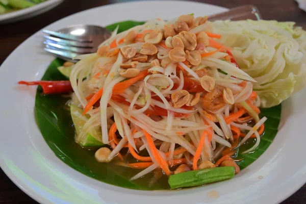 Thailändisches Essen, würziger Papayasalat — Stockfoto