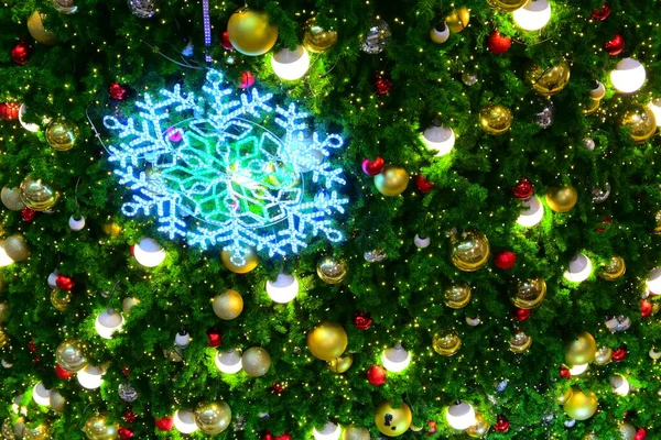 Beau flocon de neige led et décoration de boule de lumière sur l'ornement d'arbre de Noël — Photo