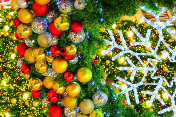 Gyönyörű karácsonyi fény és labda dísz dekoráció — Stock Fotó
