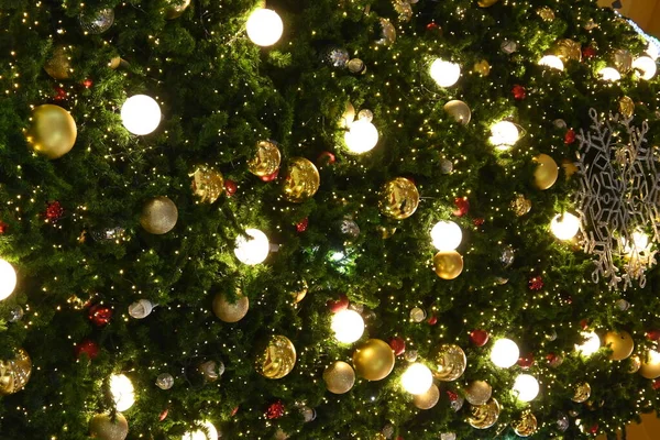 Décoration de boule de lumière de luxe sur l'ornement d'arbre de Noël — Photo