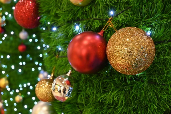 Lyx guld och röd boll prydnad dekoration på grön julgran — Stockfoto
