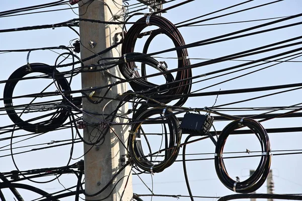 Cable de enredo en poste de electricidad —  Fotos de Stock