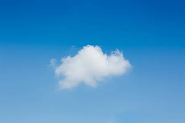 Nube única en el cielo azul claro — Foto de Stock