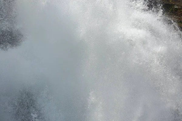 Cascada en el bosque natural, hermoso paisaje — Foto de Stock