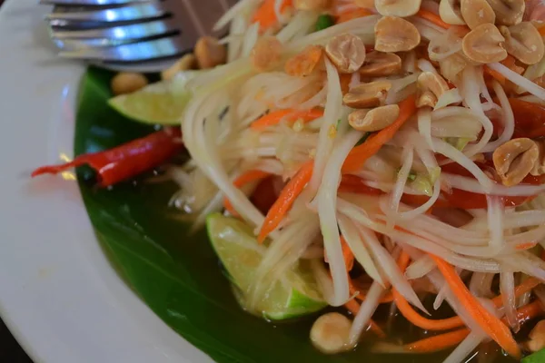 Comida tailandesa, salada de mamão picante — Fotografia de Stock