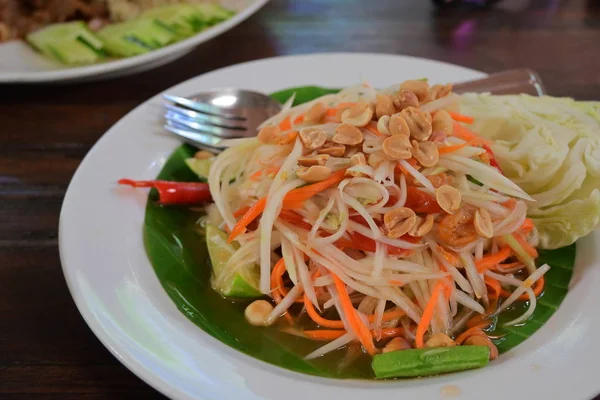 Thai ruoka, mausteinen papaija salaatti — kuvapankkivalokuva