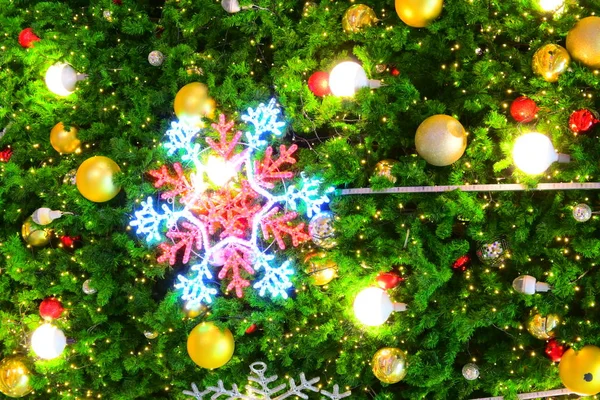 크리스마스 트리 장식에 걸려 있는 아름다운 눈송이와 가벼운 공 장식 — 스톡 사진