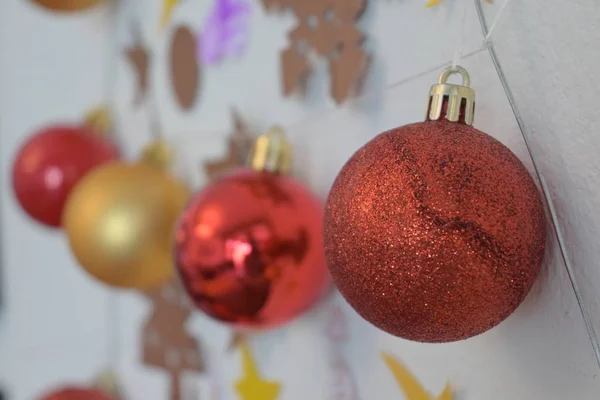 墙上挂着红色闪光的圣诞彩球装饰品 — 图库照片