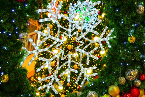 Beautiful christmas light and ball ornament decoration — ストック写真