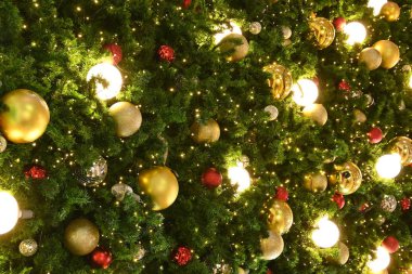 Noel ağacı süsü üzerine lüks ışık topu süslemesi