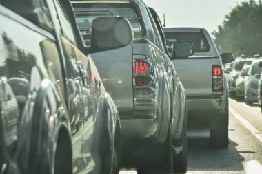 İnsanlar trafikte trafik sıkışıklığında araba kullanıyor.
