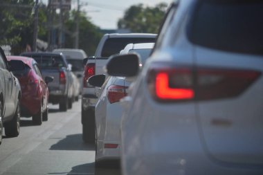 İnsanlar trafikte trafik sıkışıklığında araba kullanıyor.
