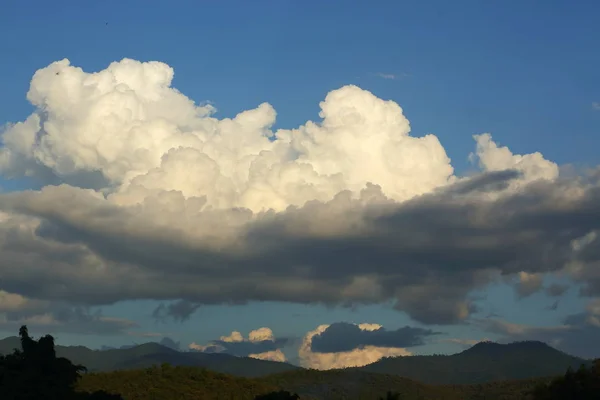 Imagem Paisagem Grande Nuvem Céu Acima Montanha — Fotografia de Stock