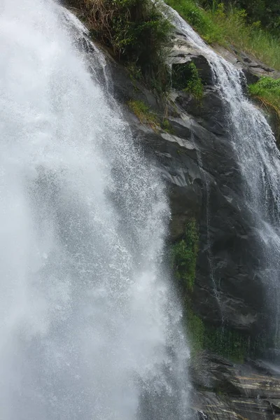 瀑布在自然森林，美丽的风景 — 图库照片