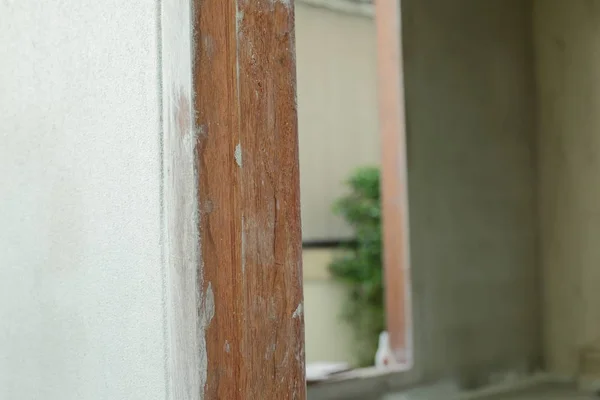 Cadre de porte en bois dans l'industrie de la construction — Photo