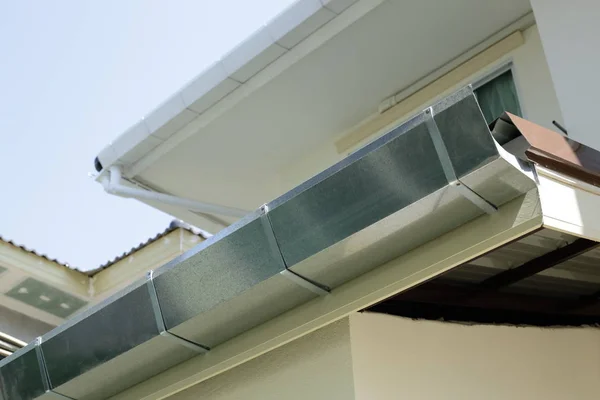 De aço inoxidável da calha do telhado no edifício residencial da casa — Fotografia de Stock