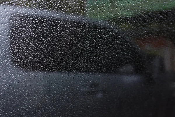 Yağmurlu kötü günde trafik sıkışıklığı, pencere araba yağmur damla — Stok fotoğraf