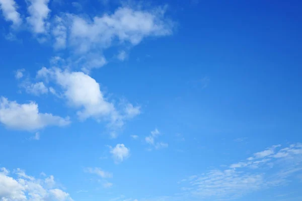 Nuvola bianca sul cielo blu al mattino, chiaro tempo giorno sfondo — Foto Stock