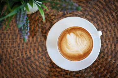 Kafe restoranındaki masaya konmuş sıcak kahve içeceği.