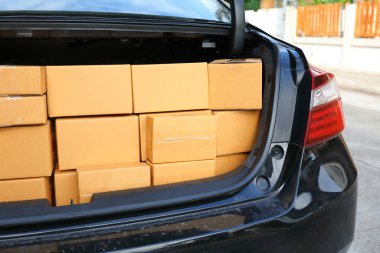 geri arabada ürün kağıt kutusu sonrası paketi teslimat hazırlanıyor
