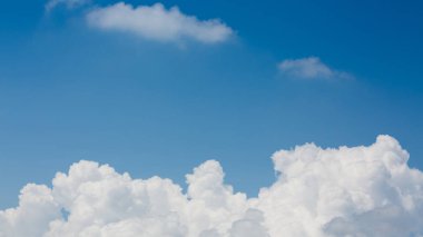 berrak mavi gökyüzü arka plan üzerinde kabarık beyaz bulut