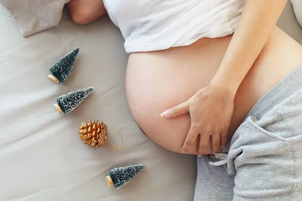 Vrouw zwanger in vrolijk kerst concept — Stockfoto