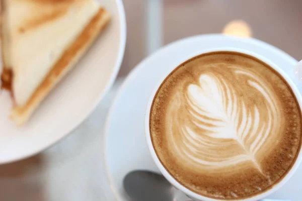 Kopi latte panas minum dan sandwich diletakkan di atas meja sarapan di pagi hari — Stok Foto