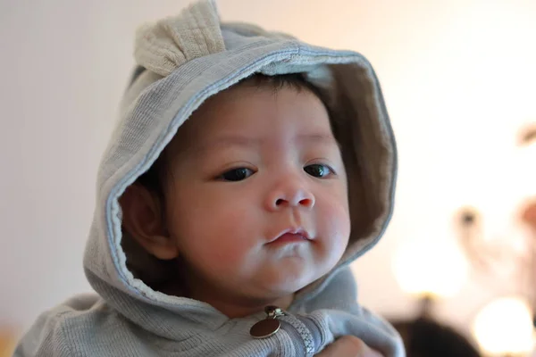 Pequeno bebê vestindo roupas quentes terno de coelho — Fotografia de Stock