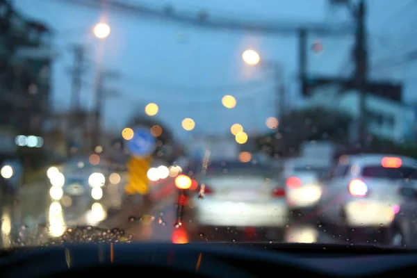 Embouteillage la nuit route ville avec tempête pluie jour météo — Photo