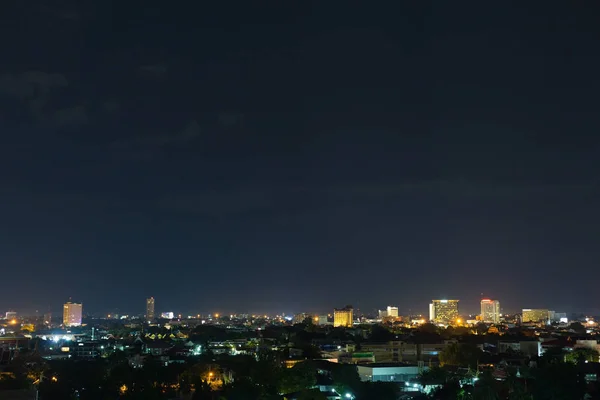 Paisagem cidade noite com dramático céu escuro mal-humorado — Fotografia de Stock