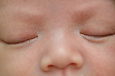 Sevimli yeni doğmuş bebeğin gözlerini kapat tatlı rüyalar gör