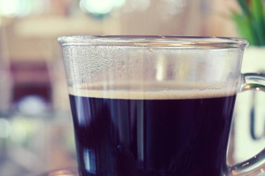 Americano kahvesi kafede.