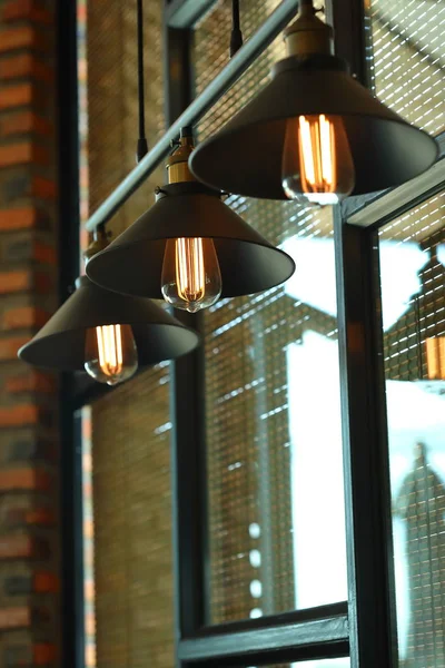 Вінтажний інтер'єр лампи в кафе — стокове фото