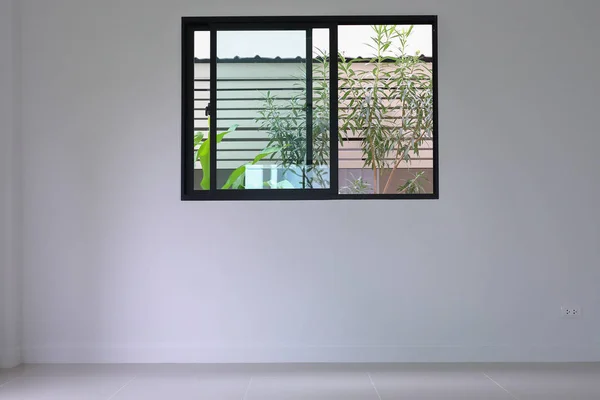 Reemplazo de ventana de vidrio en la pared dentro de una nueva casa, vacío interior de la habitación blanca — Foto de Stock