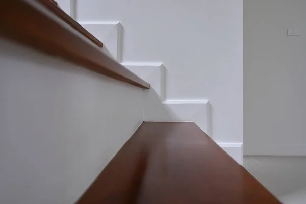 Brunt trä trappa och vit vägg i bostadshus — Stockfoto