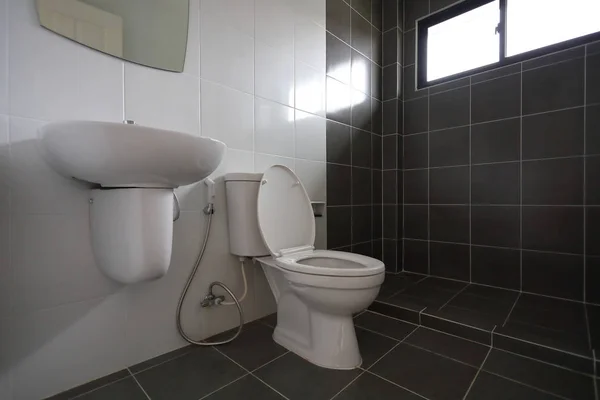 Diseño moderno de baño pequeño con baño blanco armario de agua — Foto de Stock