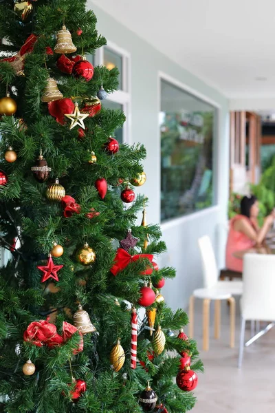 Decoração de ornamento de árvore de natal no café — Fotografia de Stock