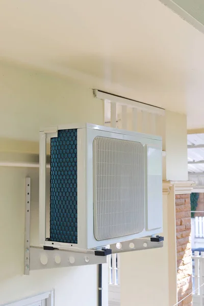Klimatizace vzduchového kompresoru na stěnu obytného domu — Stock fotografie