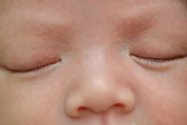 Primer plano ojo de lindo bebé recién nacido durmiendo dulce sueño —  Fotos de Stock