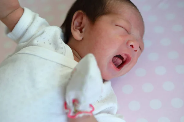 Bayi lucu yang baru lahir menangis di tempat tidur — Stok Foto