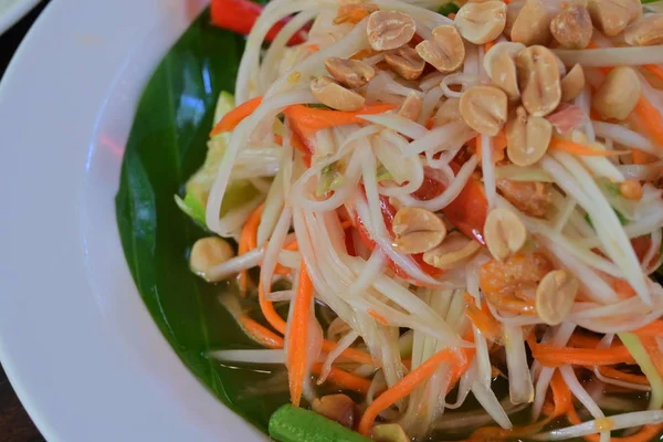 Thailändisches Essen, würziger Papayasalat — Stockfoto