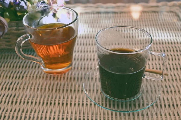 Kopi hitam dan teh panas di pagi hari — Stok Foto