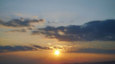 gün batımı gökyüzünde güzel güneş ışığı